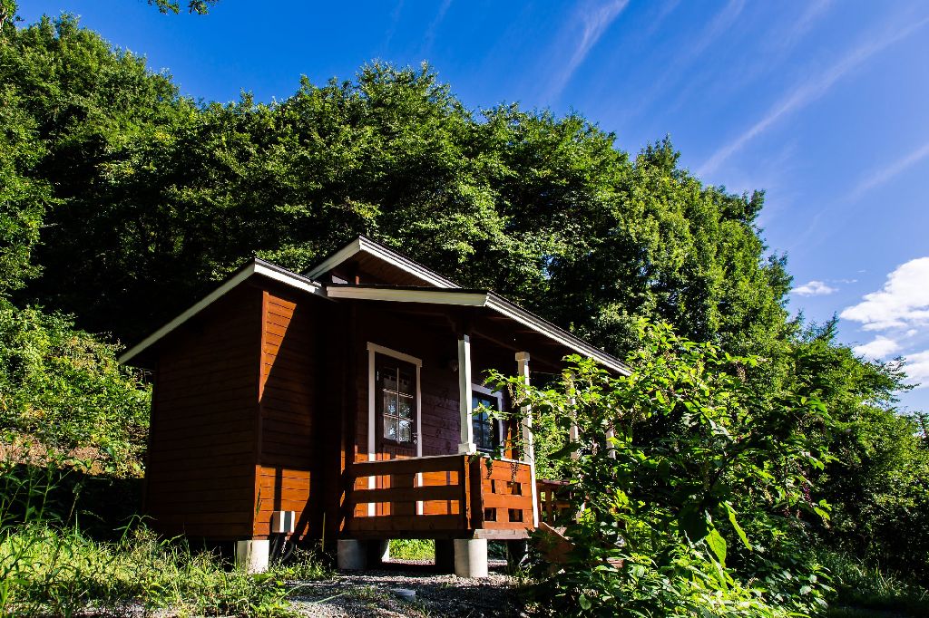 キャンプ場の高台から雄大な大自然を一望する、６畳のミニログハウス