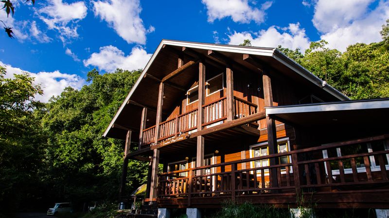 八ヶ岳の高台にそびえたつ、伐採から製材まで地産地消の八寸角の伝統構法の家